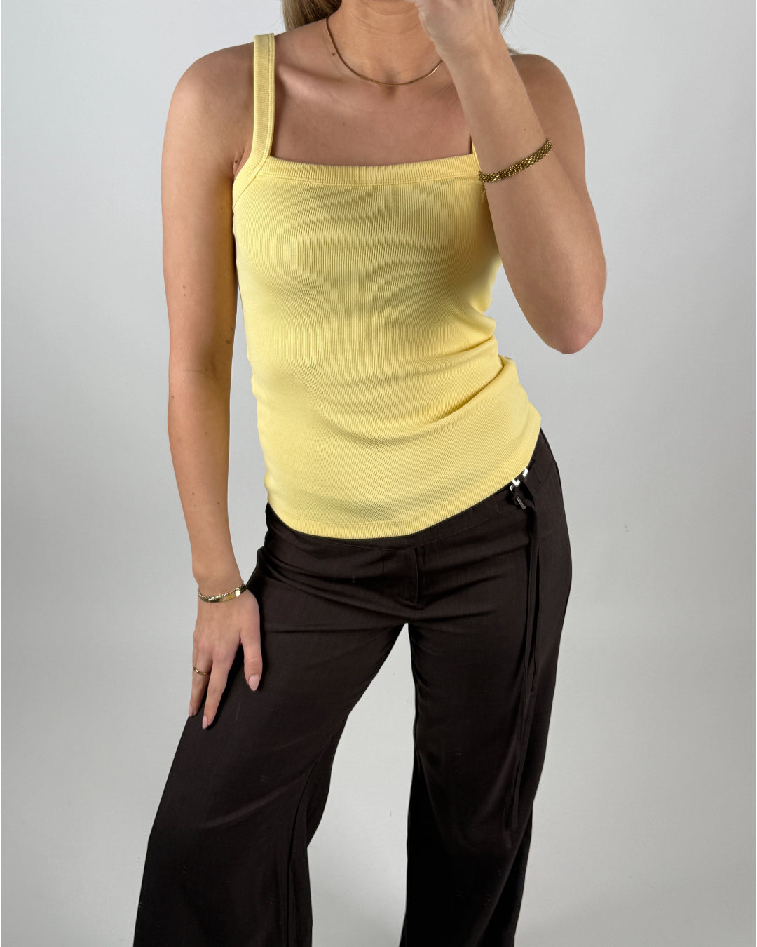 Modelbillede af gul FIFI top. Set forfra. Fra BySofieSønderby