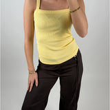 Modelbillede af gul FIFI top. Set forfra. Fra BySofieSønderby