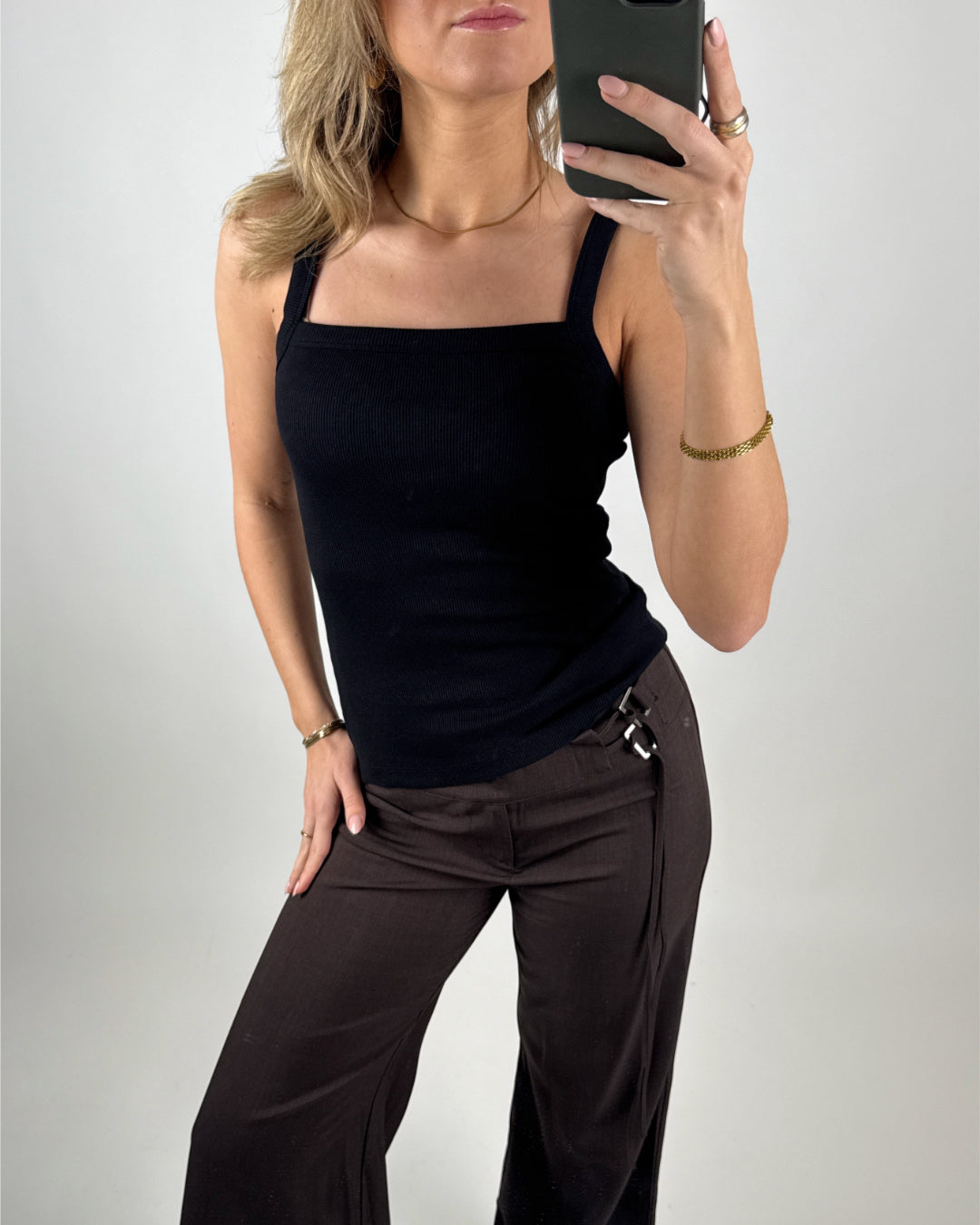 Modelbillede af sort FIFI top. Set forfra. Fra BySofieSønderbys