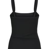 Sort ribstrikket tanktop med brede stropper, uden mønster eller dekorationer. Placeret mod en neutral hvid baggrund, hvilket fremhæver tøjets enkle og stilfulde design.
