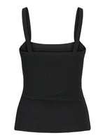 Sort ribstrikket tanktop med brede stropper, uden mønster eller dekorationer. Placeret mod en neutral hvid baggrund, hvilket fremhæver tøjets enkle og stilfulde design.