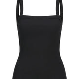 Sort tanktop med tynde stropper, uden dekoration, på hvid baggrund.