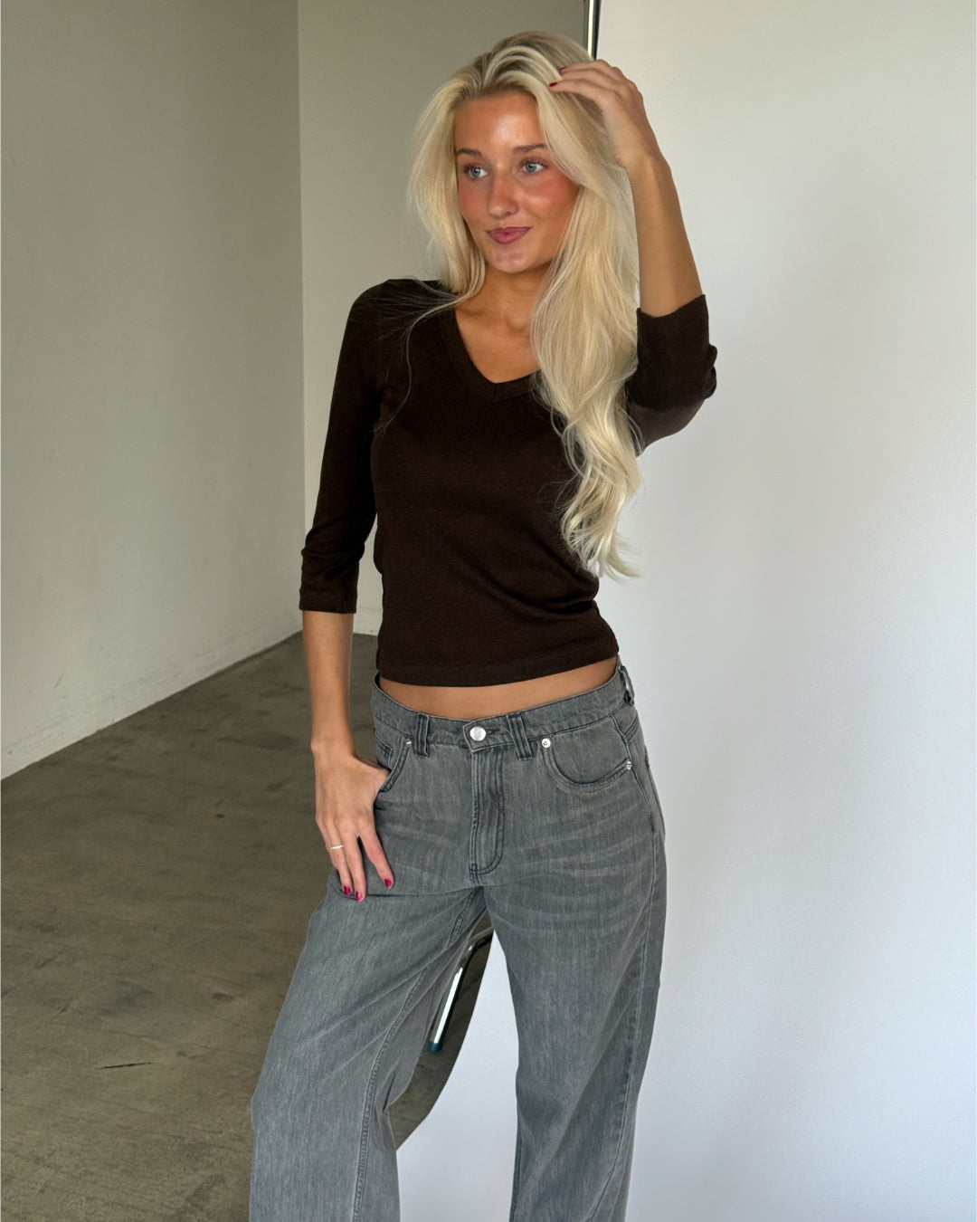 Modelbillede af FIFI v-hals i brun. Fra BySofieSønderby
