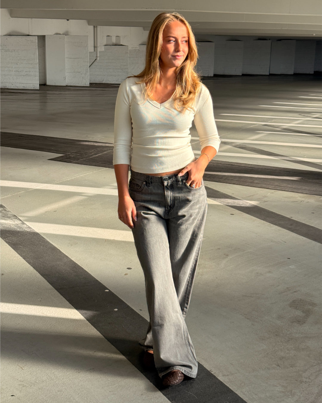 Modelbillede af cremefarvet FIFI v-neck bluse. Set forfra. Fra BySofieSønderby
