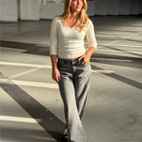 Modelbillede af cremefarvet FIFI v-neck bluse. Set forfra. Fra BySofieSønderby