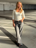 Modelbillede af cremefarvet FIFI v-neck bluse. Set forfra. Fra BySofieSønderby