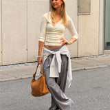 Modelbillede af cremefarvet FIFI v-neck bluse. Set forfra. Fra BySofieSønderby