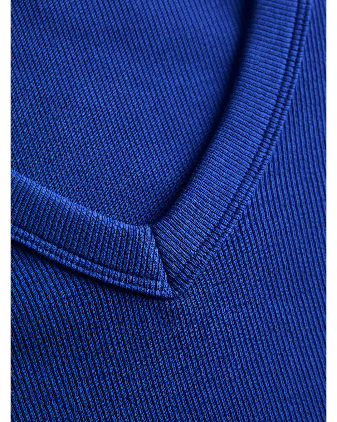 Detaljefoto af FIFI v-hals bluse 3/4 ærme, blå. Fra BySofieSønderby