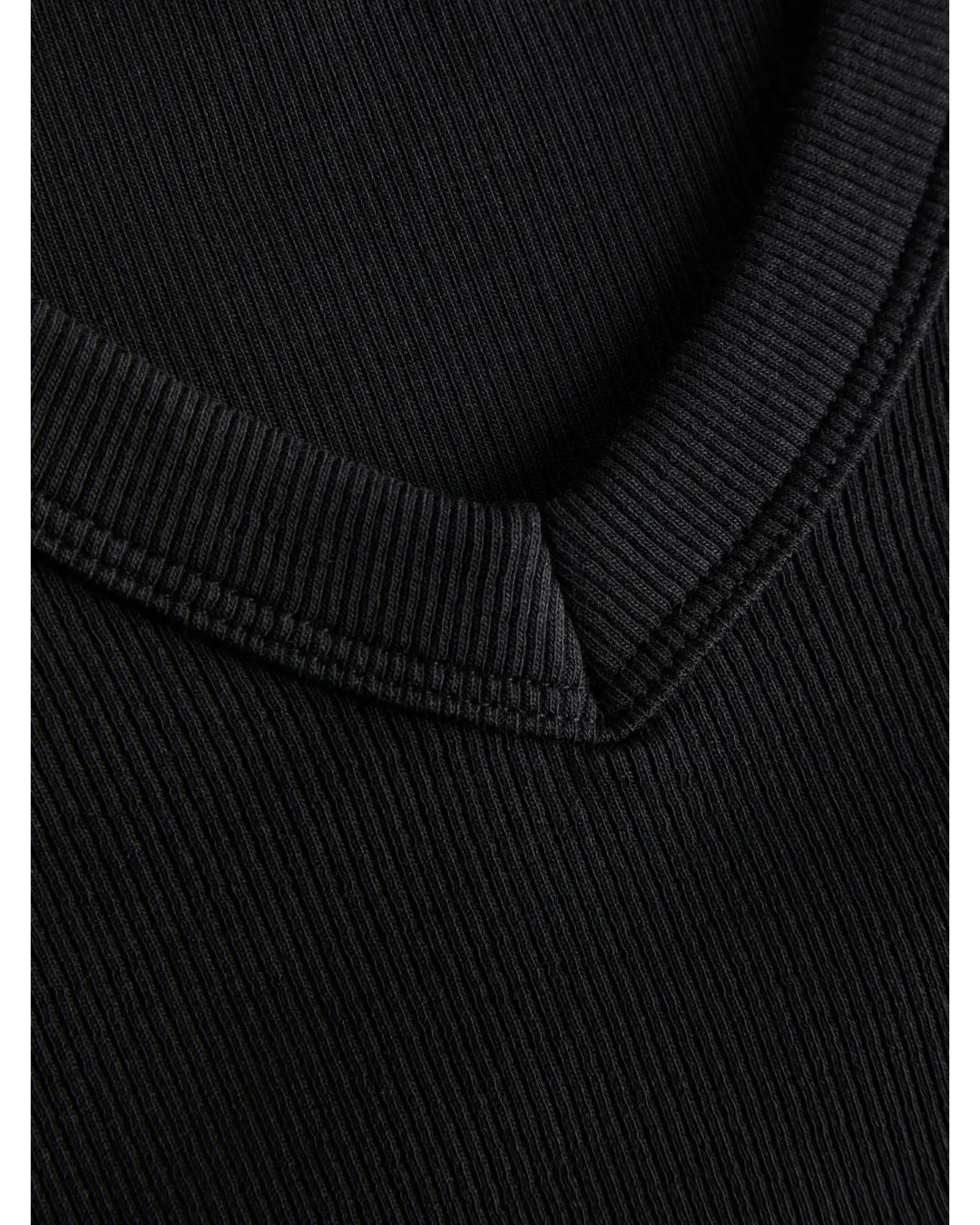 Detaljefoto af FIFI v-hals bluse 3/4 ærme, sort. Fra BySofieSønderby
