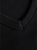 Detaljefoto af FIFI v-hals bluse 3/4 ærme, sort. Fra BySofieSønderby