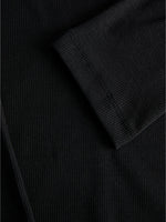 Detaljefoto af FIFI v-hals bluse 3/4 ærme, sort. Fra BySofieSønderby