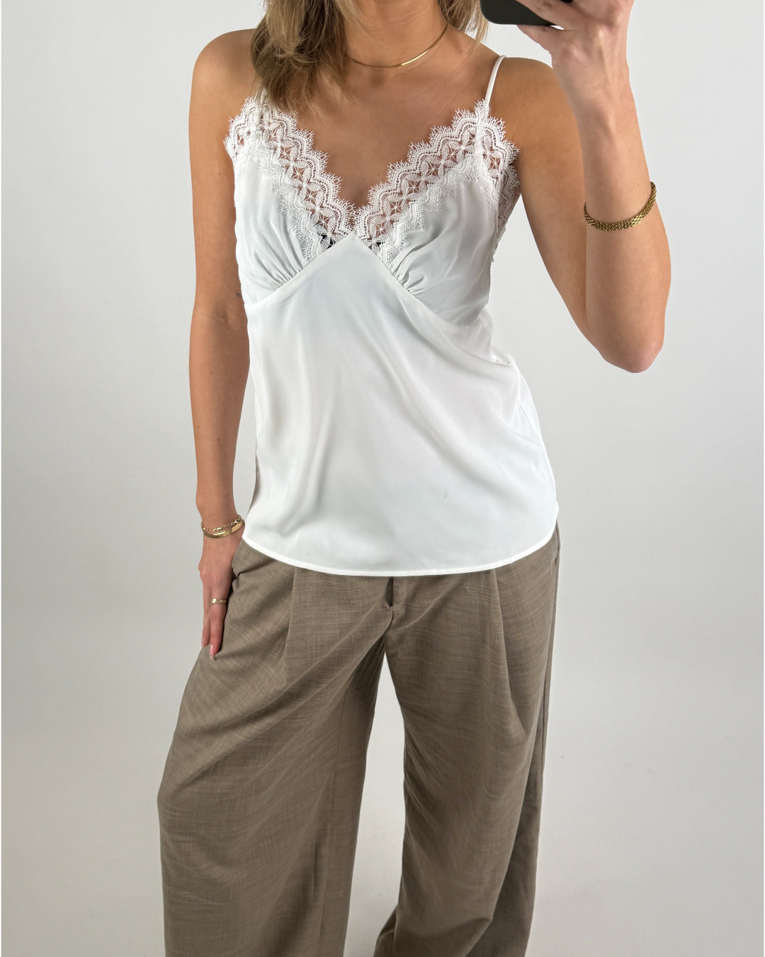 Modelbillede af hvid FILIPPA top med blondekant. Set forfra. Fra BySofieSønderby