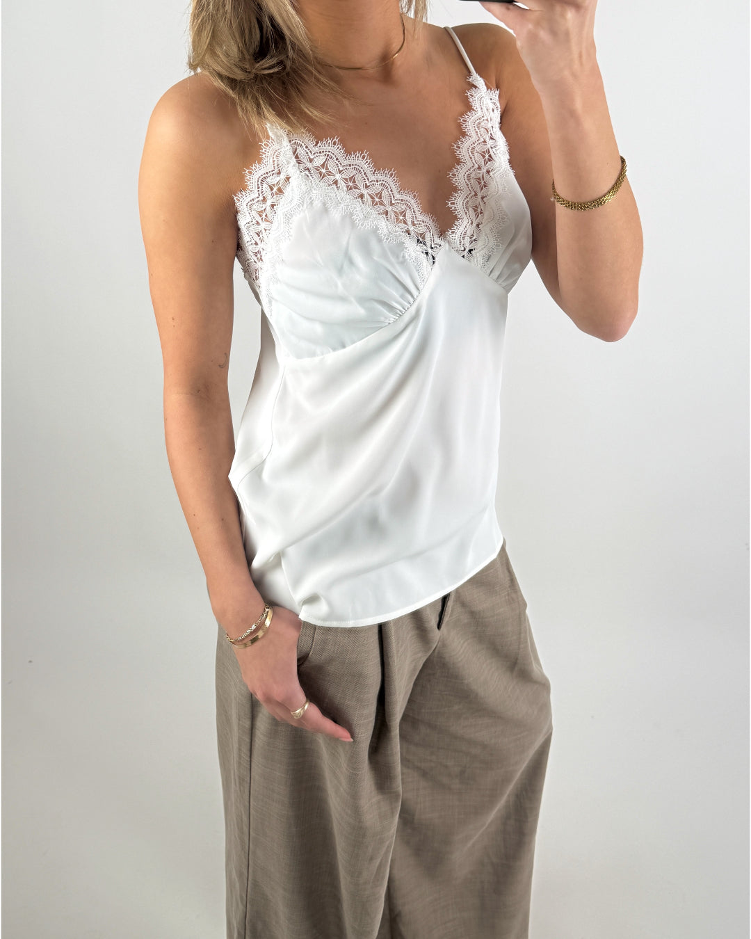 Modelbillede af hvid FILIPPA top med blondekant. Set forfra. Fra BySofieSønderby