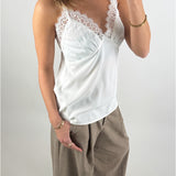 Modelbillede af hvid FILIPPA top med blondekant. Set forfra. Fra BySofieSønderby