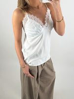 Modelbillede af hvid FILIPPA top med blondekant. Set forfra. Fra BySofieSønderby