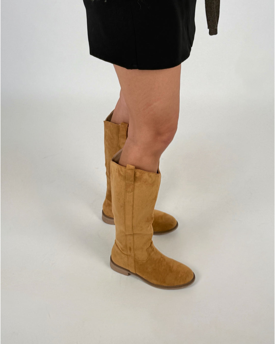 Modelfoto af pige i sandfarvede FILUCA støvler. Fra BySofieSønderby.