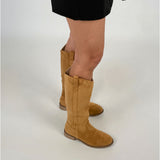 Modelfoto af pige i sandfarvede FILUCA støvler. Fra BySofieSønderby.