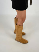 Modelfoto af pige i sandfarvede FILUCA støvler. Fra BySofieSønderby.