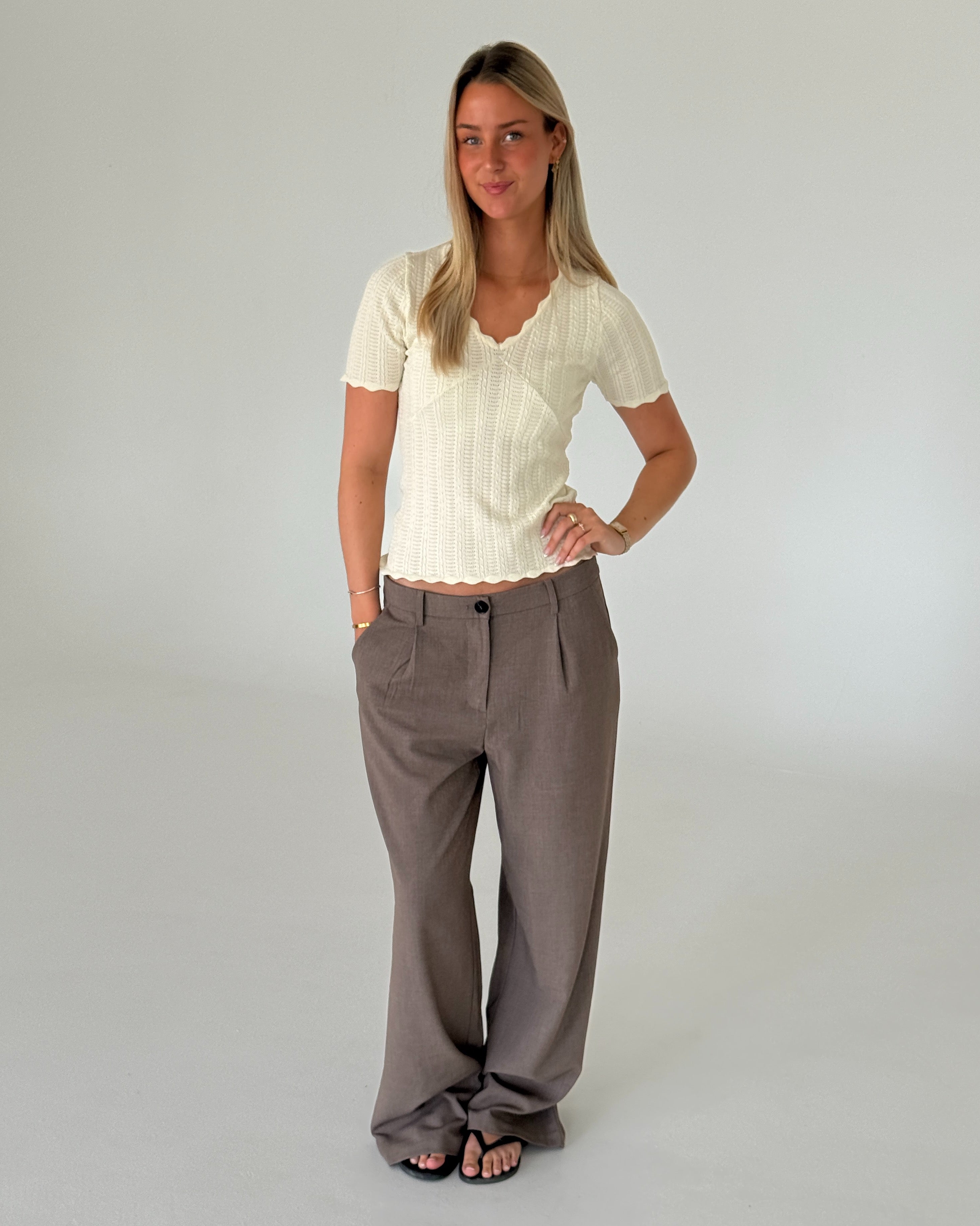 Modelbillede af FINLEY strik t-shirt, creme og KARI bukser, sand. Begge fra BySofieSønderby