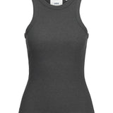 En grå, ærmeløs tanktop står udstillet mod en simpel, hvid baggrund. Mærket "JJXX" er trykt på indersiden af kraven.