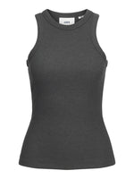 En grå, ærmeløs tanktop står udstillet mod en simpel, hvid baggrund. Mærket "JJXX" er trykt på indersiden af kraven.