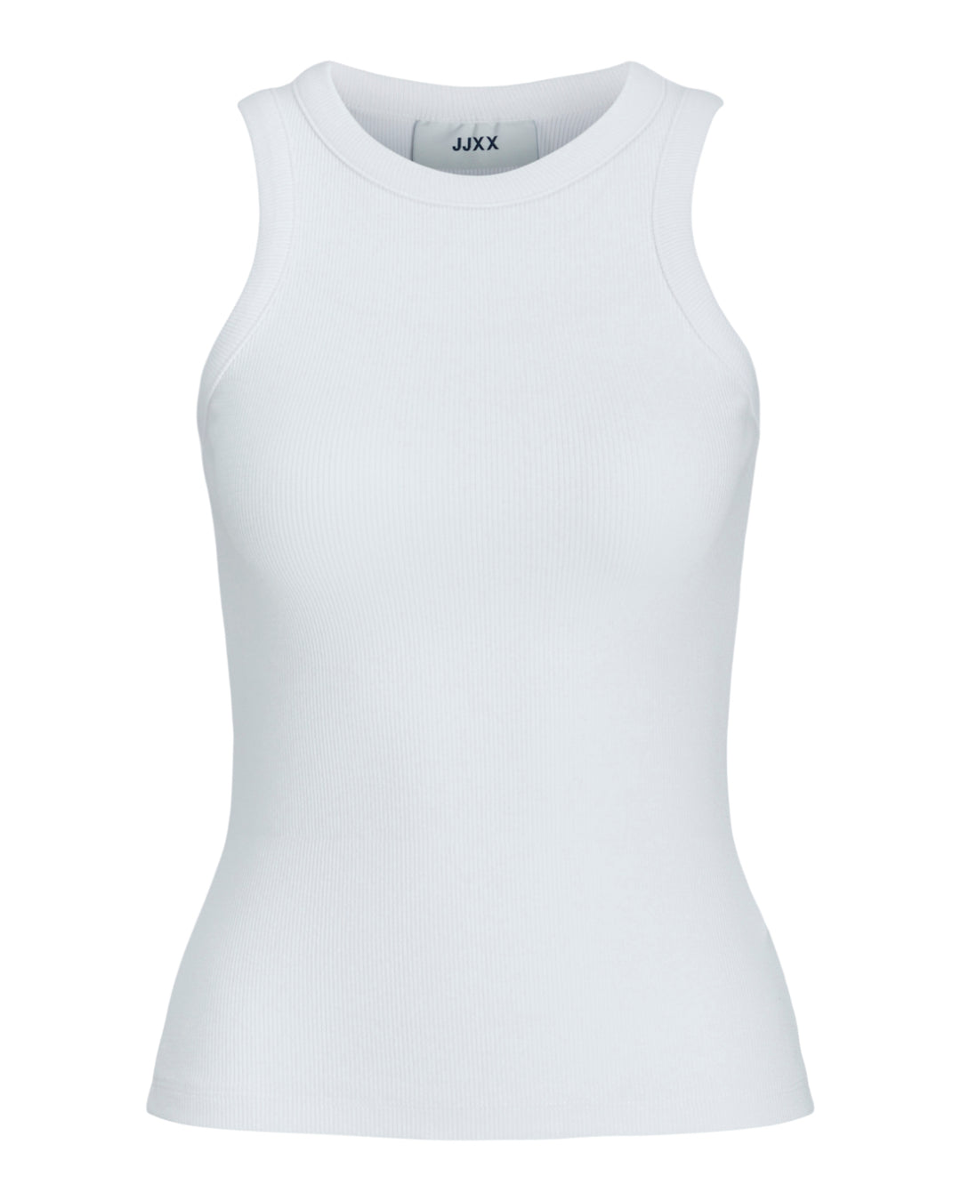 Hvid tanktop med ribbet struktur hænger stille. Overkriften på mærket indeni lyder: "JJXX". Omkringliggende miljø er en ensfarvet, hvid baggrund.
