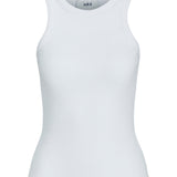 Hvid tanktop med ribbet struktur hænger stille. Overkriften på mærket indeni lyder: "JJXX". Omkringliggende miljø er en ensfarvet, hvid baggrund.