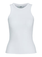 Hvid tanktop med ribbet struktur hænger stille. Overkriften på mærket indeni lyder: "JJXX". Omkringliggende miljø er en ensfarvet, hvid baggrund.