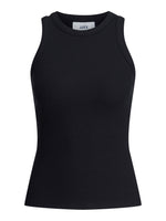 Sort tanktop uden ærmer står stilfuldt under belysning; mærket "JJXX" vises på en hvid etiket.