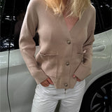 Modelfoto af pige i beige Franciska cardigan og hvide Nanna jeans. Alt er fra BySofieSønderby