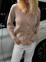 Modelfoto af pige i beige Franciska cardigan og hvide Nanna jeans. Alt er fra BySofieSønderby
