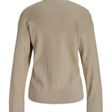 Produktfoto af beige Franciska cardigan med knapper. På hvid baggrund. Fra BySofieSønderby