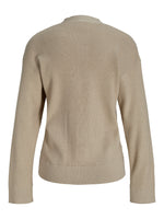 Produktfoto af beige Franciska cardigan med knapper. På hvid baggrund. Fra BySofieSønderby