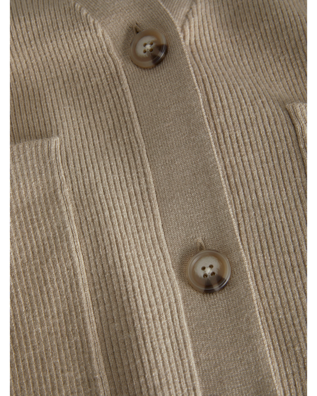 Detaljefoto af beige Franciska cardigan med knapper. På hvid baggrund. Fra BySofieSønderby