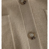 Detaljefoto af beige Franciska cardigan med knapper. På hvid baggrund. Fra BySofieSønderby
