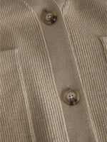 Detaljefoto af beige Franciska cardigan med knapper. På hvid baggrund. Fra BySofieSønderby