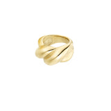 Guldring med snoet design ligger alene på en hvid baggrund, fremhæver dens skinnende overflade og elegante, buede struktur.