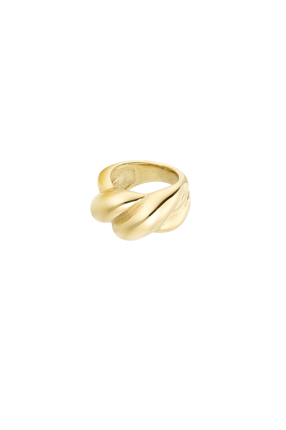 Guldring med snoet design ligger alene på en hvid baggrund, fremhæver dens skinnende overflade og elegante, buede struktur.
