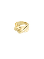 Guldring med snoet design ligger alene på en hvid baggrund, fremhæver dens skinnende overflade og elegante, buede struktur.