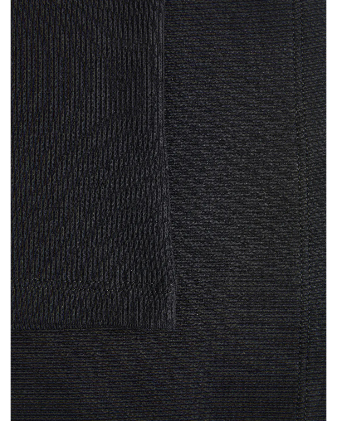 Detaljebillede af sort FRANKIE t-shirt. Fra BySofieSønderby