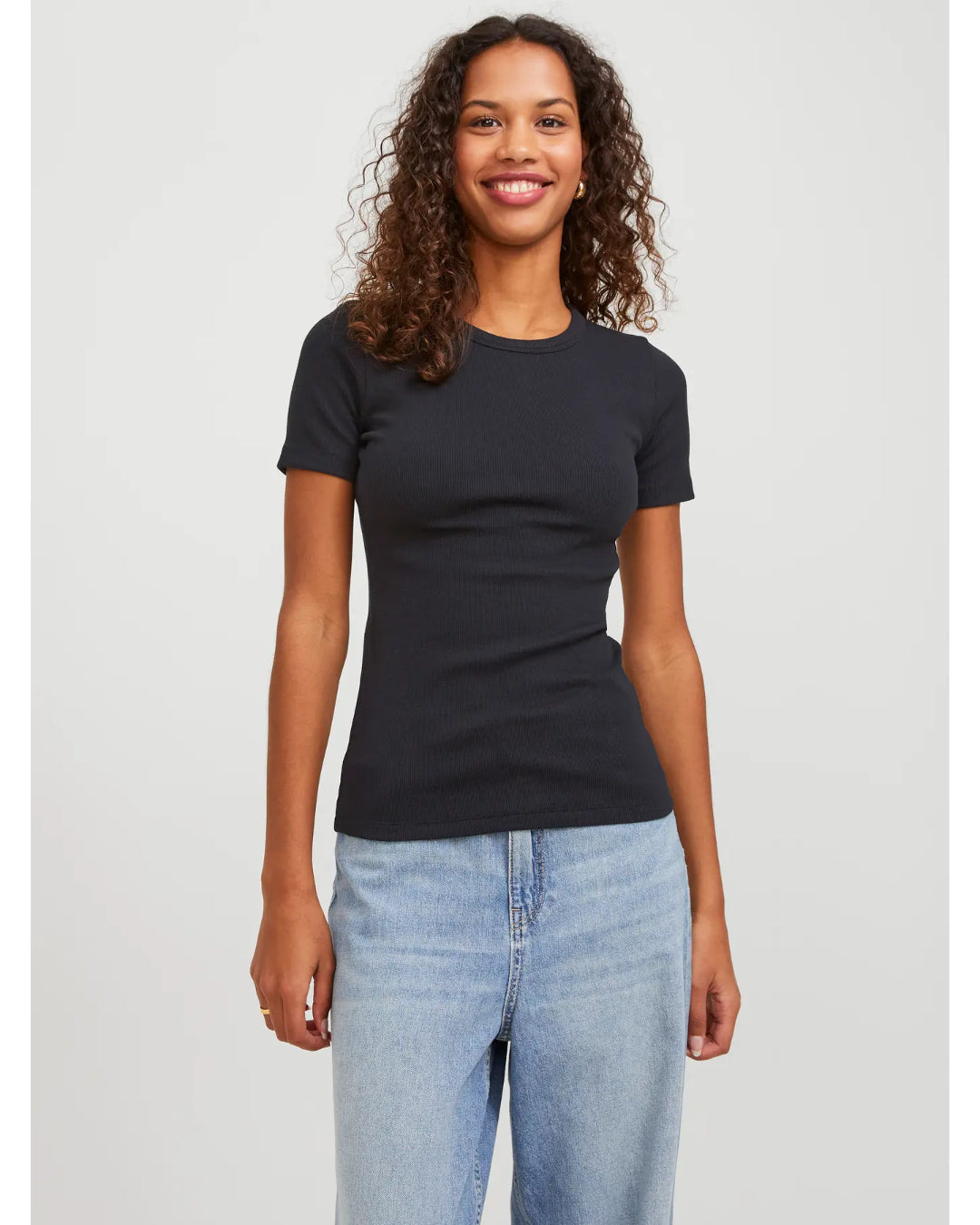 Modelbillede af sort FRANKIE t-shirt. Set forfra. Fra BySofieSønderby