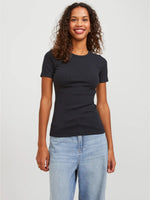 Modelbillede af sort FRANKIE t-shirt. Set forfra. Fra BySofieSønderby