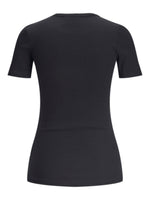 Sort T-shirt med korte ærmer, set fra ryggen. Den er uden mønster eller logoer, placeret mod en hvid baggrund.