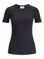 Sort t-shirt med korte ærmer og rund halsudskæring, hængende frit mod en hvid baggrund. Etiketten viser teksten "JJXX."