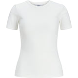 Hvid T-shirt ligger fladt med kort ærme, rund hals og minimal tekstur, mod en neutral, hvid baggrund. Øverst ses teksten "LIYY".