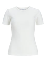Hvid T-shirt ligger fladt med kort ærme, rund hals og minimal tekstur, mod en neutral, hvid baggrund. Øverst ses teksten "LIYY".