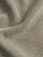 Detaljefoto af stof på Frankie t-shirt i vasket brun. På hvid baggrund. Fra by Sofie Sønderby