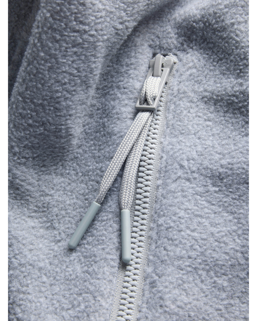 Detaljebillede af grå FREYA fleece trøje. Fra BySofieSønderby