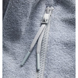 Detaljebillede af grå FREYA fleece trøje. Fra BySofieSønderby