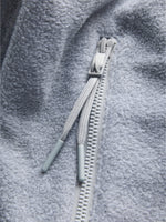 Detaljebillede af grå FREYA fleece trøje. Fra BySofieSønderby